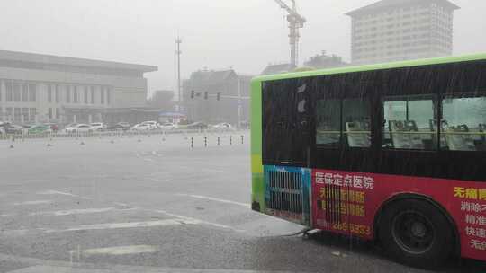 雨天辽阳站前暴雨