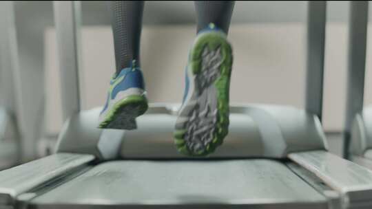 在健身房跑步机上锻炼视频素材模板下载