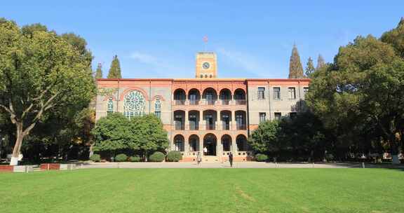 蓝天苏州大学钟楼大草坪