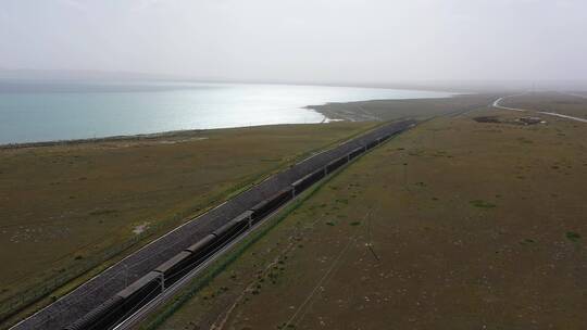 青海青海湖火车经过航拍4K