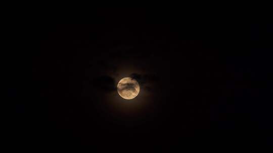 乌云月亮实拍视频金色月亮延时乌云飘过月亮