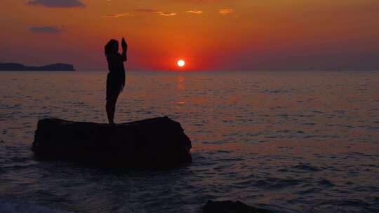 海边夕阳下唯美女性跳舞瑜伽背影
