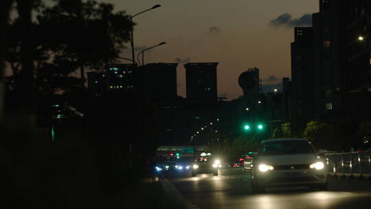 夜晚城市车流