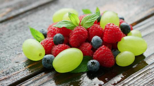 浆果混合在湿桌上