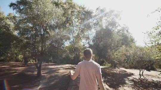 一名男子走在非洲的一个公园里_跟踪拍摄