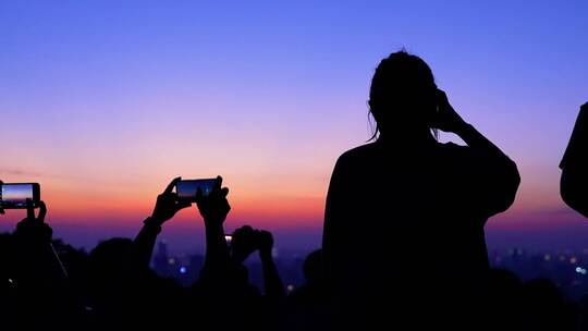实拍长沙岳麓山等日出看日出的游客2