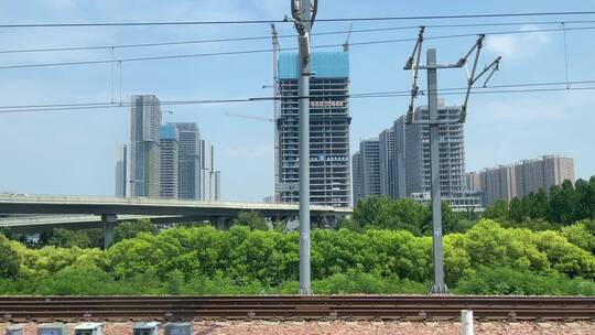 列车出战横移窗外风景高楼大厦绿树城市道路