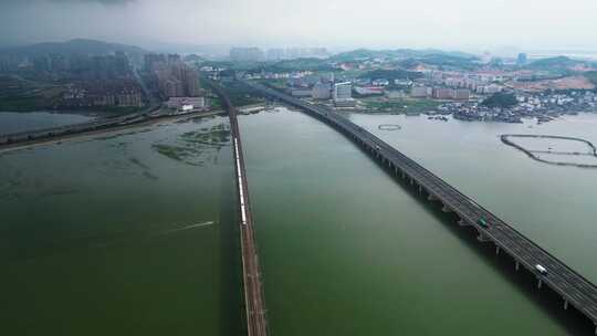 高铁 汽车驶过城市跨江大桥