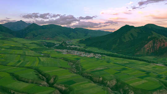 夕阳下的绿色大地、美丽的村庄