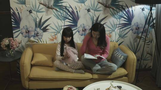 母女俩在家看书