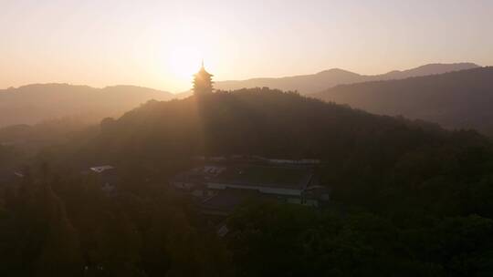 雷峰塔日出光芒