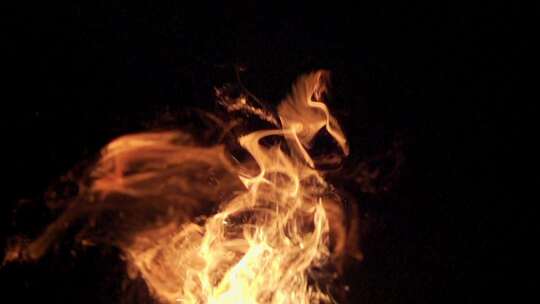 黑色背景燃烧火焰 喷火冒火 火焰展示