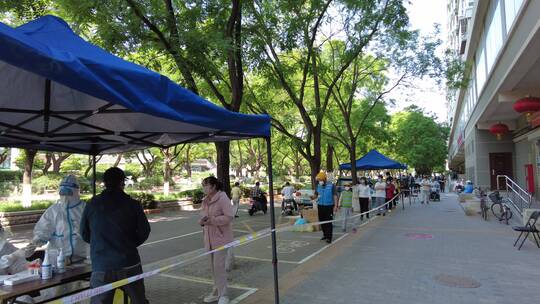 北京居民排队进行核酸检测
