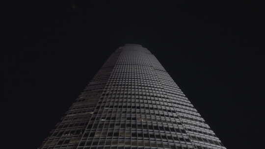 香港国际金融中心仰拍夜景