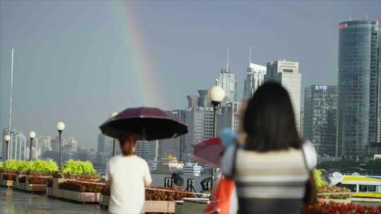 雨后彩虹城市彩虹 游客