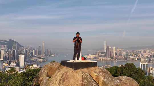 站在香港宝马山顶自拍