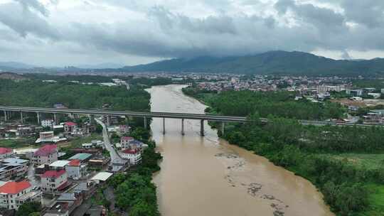 暴雨过后的乡村河流浑浊河水黄色水流航拍河视频素材模板下载