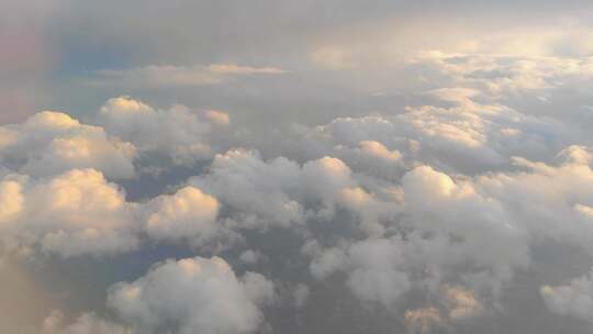 黄昏时分安徽合肥上空飞机窗外的云景