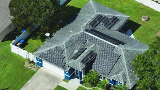 标准美国住宅，屋顶覆盖太阳能光伏板