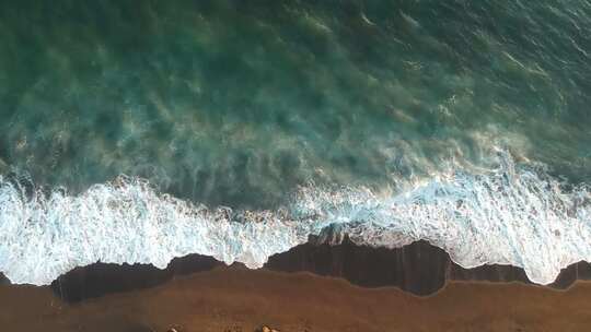 海浪拍打着海岸