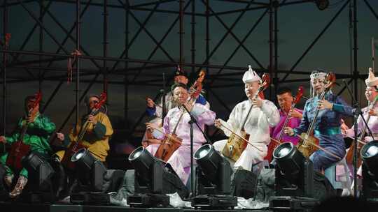 蒙古族艺人舞台乐器演奏