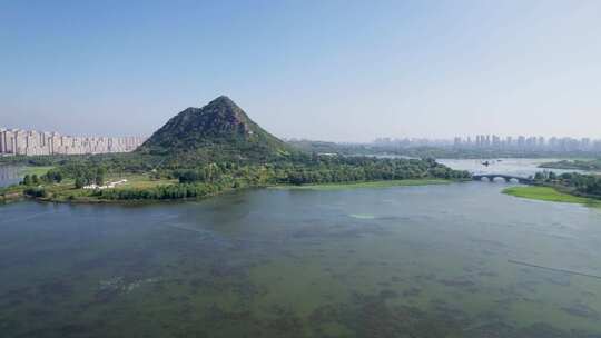 山东济南华山风景区湖面山峰风景