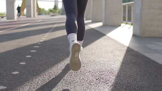 街道上奔跑的女性退步慢跑特写