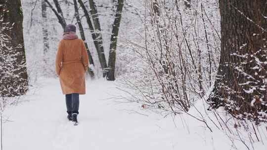 唯美雪景雪地里女孩、下雪日系、鹅绒大雪