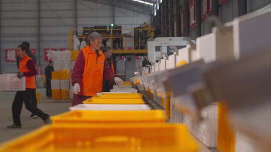 工厂工人操作流水线作业