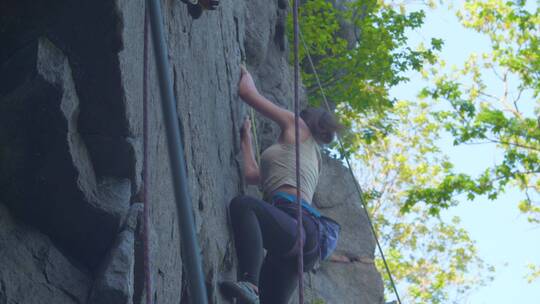 在攀岩的女人视频素材模板下载