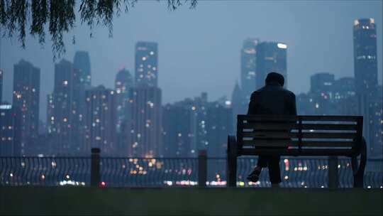 城市-人文-夜晚重庆城市夜景下孤独的背影