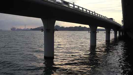 海中桥墩水中桥梁公路道路大海桥墩风景风光视频素材模板下载