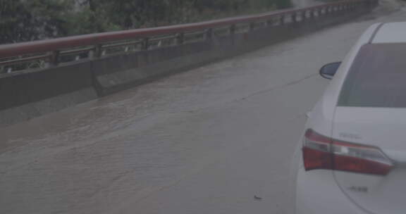 怒江泥水流山体滑坡堵车