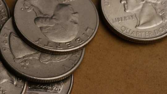 旋转股票镜头拍摄的美国硬币（硬币-0.25美元）-MONEY 0233视频素材模板下载