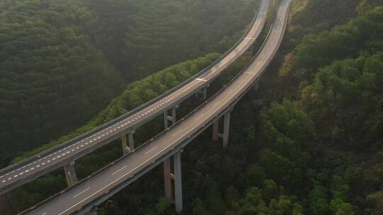 西双版纳热带雨林中的高速公路
