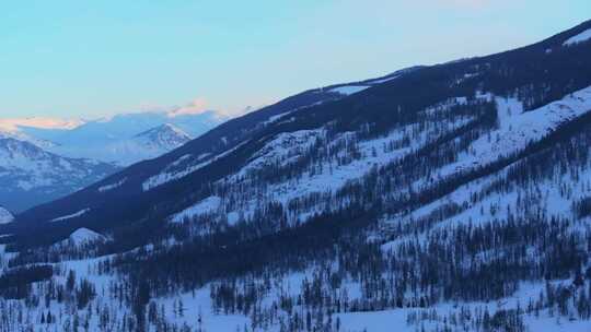 新疆阿勒泰冬季喀纳斯湖雪山水墨画雪景日出