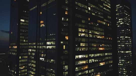 夜晚写字楼灯火通明白领加班