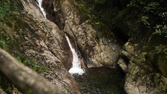杭州东天目山里的瀑布峡谷