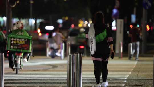 夜晚过马路的人群