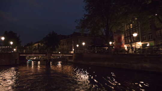 阿姆斯特丹运河夜间乘船游览的延时