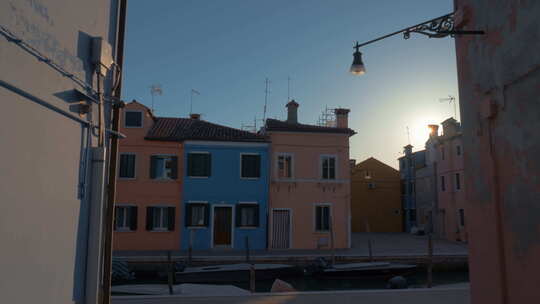 意大利布拉诺街，有彩色房屋和停泊船只的运河