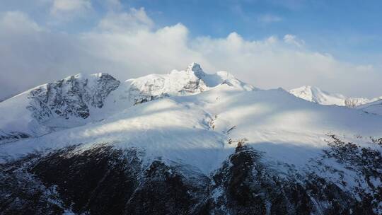 航拍萨普神山景区内的雪山