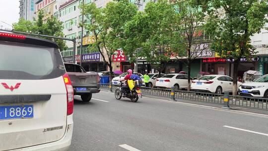 城市道路建筑春天花草树木商铺店面马路汽车