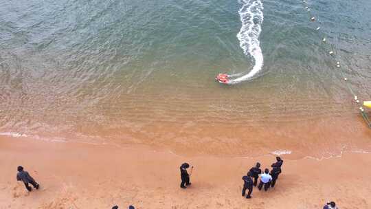 航拍俯瞰威海国际海水浴场近岸救援夏季演练