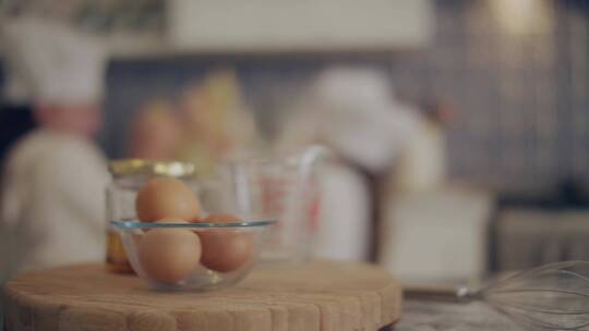 厨房案板上的面粉和鸡蛋特写 视频素材模板下载