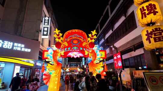 春节  元宵灯会 街道上挂满彩灯的夜景