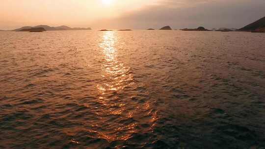 在海平面上飞行，美丽的落日