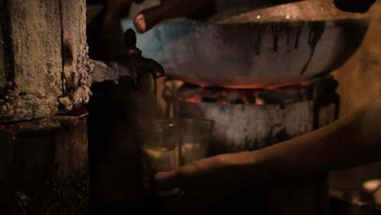 印度男子在焦特布尔喝印度茶