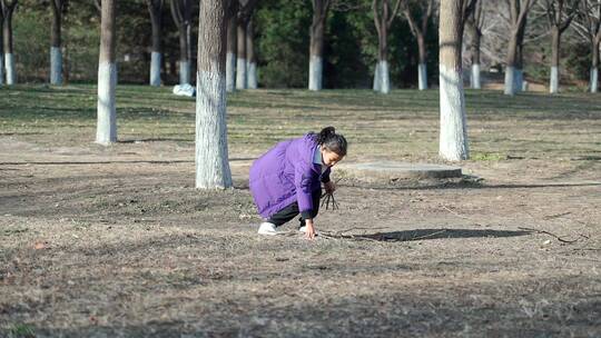 在公园树林里玩耍的亚洲女孩