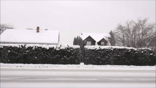 雪地中行驶的汽车